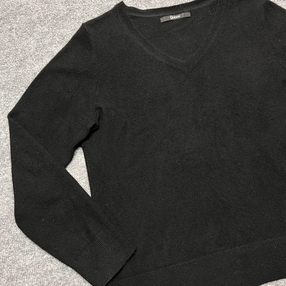 Quince Sweater Womens Medium Black 100% Cashmere V Neck Knit Pullover Top - Picture 3 of 13